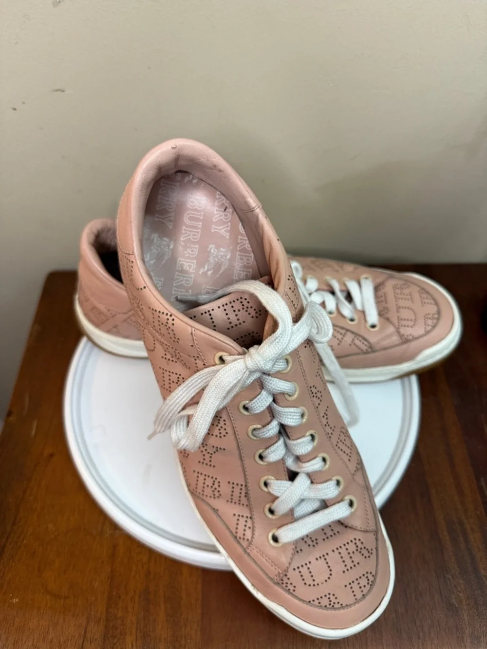 Burberry Timsbury Perforated Logo Pink
Leather Sneakers Size EU 41 - Picture 2 of 8